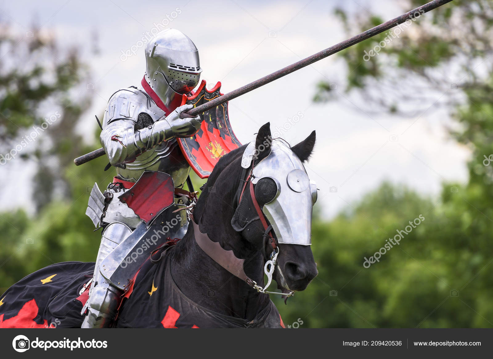 骑士在中世纪格斗锦标赛重新制定中的竞争——图库图片© pripir #209420536