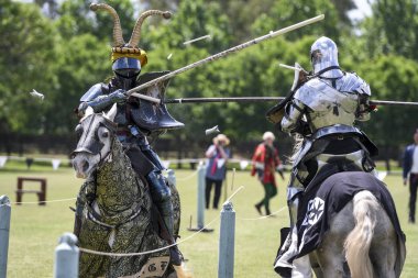 İki at Ortaçağ mızrak dövüşü turnuva sırasında canlandırma rekabet