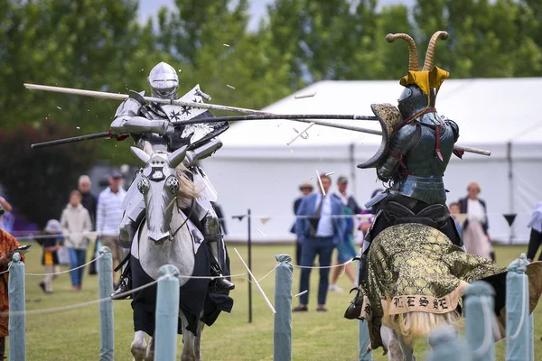 Dos Caballeros Compiten Durante Recreación Del Torneo Medieval Justas — Foto de Stock