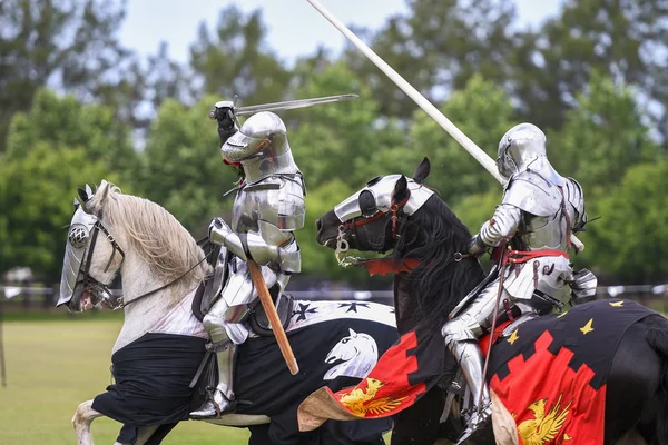 Deux Chevaliers Concourent Lors Reconstitution Tournoi Joute Médiévale — Photo