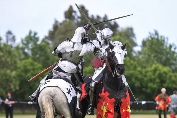 Dos Caballeros Compiten Durante Recreación Del Torneo Medieval Justas — Foto de Stock