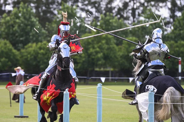 Dos Caballeros Compiten Durante Recreación Del Torneo Medieval Justas — Foto de Stock