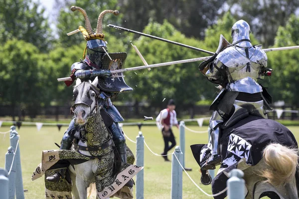 Dos Caballeros Compiten Durante Recreación Del Torneo Medieval Justas — Foto de Stock