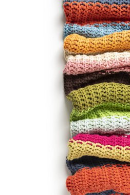 Yün Battaniye, renkli, geniş tıknaz iplik örme. Beyaz zemin üzerine örme battaniye Close-up.