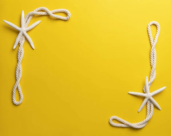 Conceito Hora Verão Com Estrela Mar Corda Fundo Amarelo Liso — Fotografia de Stock