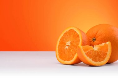 Grup izole metin için yer bir turuncu ve beyaz zemin üzerine portakal