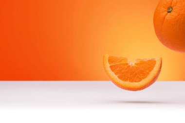 Metin için yer bir turuncu ve beyaz zemin üzerine izole portakal yüzen