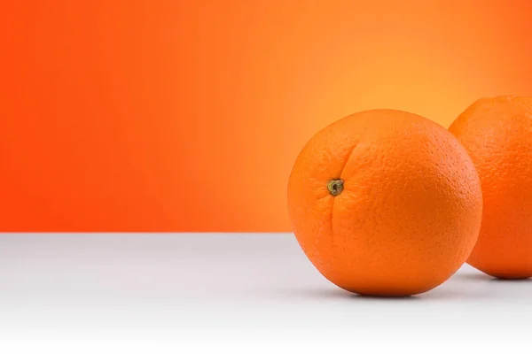 Grupo Laranjas Isoladas Fundo Laranja Branco Com Espaço Para Texto — Fotografia de Stock