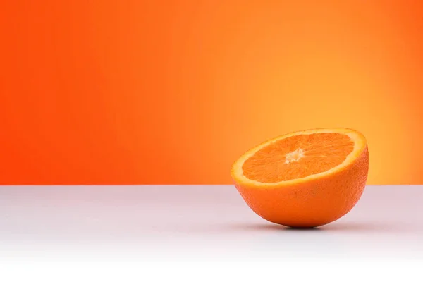 Trozo Naranja Aislado Sobre Fondo Naranja Blanco Con Espacio Para — Foto de Stock
