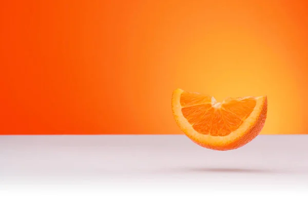 Peça Flutuante Laranja Isolada Fundo Laranja Branco Com Espaço Para — Fotografia de Stock