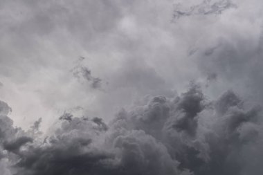 Gök gürültüsü fırtına, arka plan görüntüsü öncesi karanlık fırtına bulutları görüntüsünü