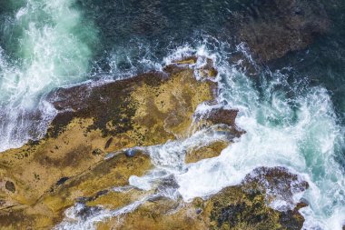Hava, havai görünümü dalgalar ve kayalık bir kıyı Sydney, Avustralya