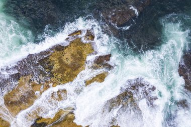 Hava, havai görünümü dalgalar ve kayalık bir kıyı Sydney, Avustralya