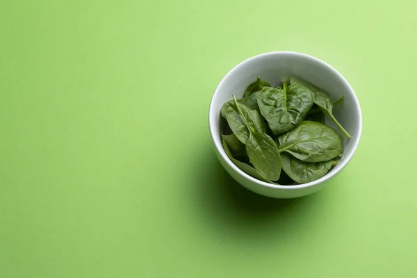 Hojas Espinaca Babe Cuenco Porcelana Blanca Aisladas Sobre Fondo Verde —  Fotos de Stock