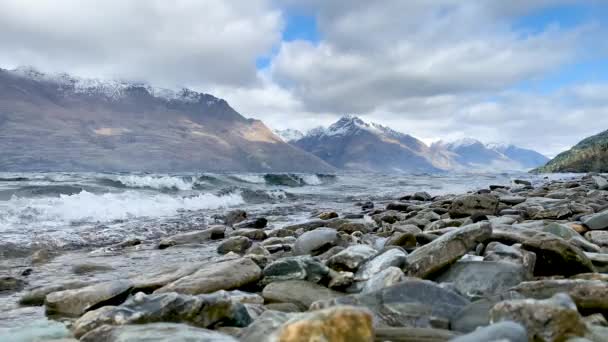 Vista Ángulo Bajo Las Olas Del Lago Montaña Estrellándose Orilla — Vídeo de stock