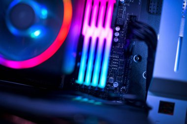 Bir bilgisayar anakartını, RGB belleğini ve RGB CPU hayranını kapat