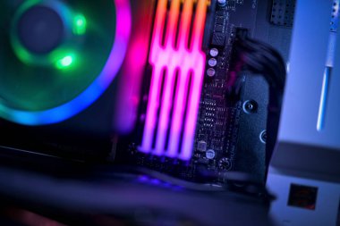 Bir bilgisayar anakartını, RGB belleğini ve RGB CPU hayranını kapat