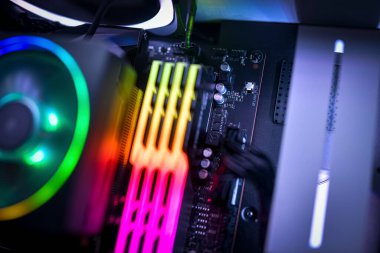 Bir bilgisayar anakartını, RGB belleğini ve RGB CPU hayranını kapat