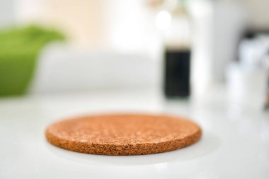 Bulanık arkaplanı olan beyaz masadaki tıpa minderini kapat