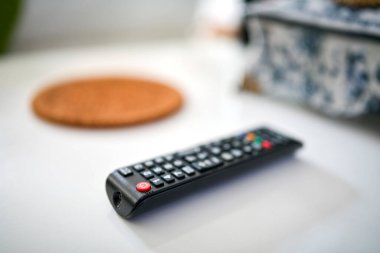 Beyaz arkaplanda bir televizyon kumandasını kapat, alanın yüzeysel derinliği.