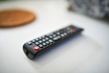 Beyaz arkaplanda bir televizyon kumandasını kapat, alanın yüzeysel derinliği.