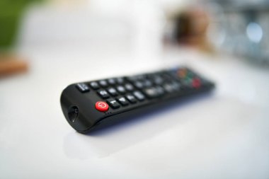 Beyaz arkaplanda bir televizyon kumandasını kapat, alanın yüzeysel derinliği.