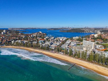Ünlü Manly Beach ve Manly, Sydney, Avustralya 'da hava manzarası. Sydney okyanus kıyısındaki banliyöye yukarıdan bak. Sydney Kuzey Sahilleri, Manly ve Manly Sahili 'nde hava manzarası.