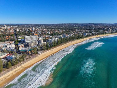 Ünlü Manly Beach ve Manly, Sydney, Avustralya 'da hava manzarası. Sydney okyanus kıyısındaki banliyöye yukarıdan bak. Sydney Kuzey Sahilleri, Manly ve Manly Sahili 'nde hava manzarası.