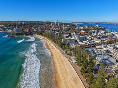 Ünlü Manly Beach ve Manly, Sydney, Avustralya 'da hava manzarası. Sydney okyanus kıyısındaki banliyöye yukarıdan bak. Sydney Kuzey Sahilleri, Manly ve Manly Sahili 'nde hava manzarası.