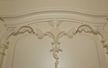 Vintage tarzı bir otel odasında güzel desenli ahşap kapı boyalı