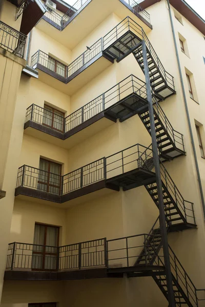 公寓楼外的楼梯和钢栏杆 — 图库照片