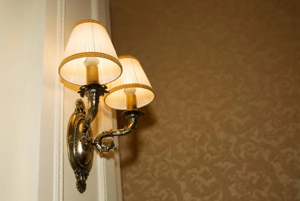 部屋にぶら下がっている金色の金属から作られた古いスタイル ウォール ランプ — ストック写真