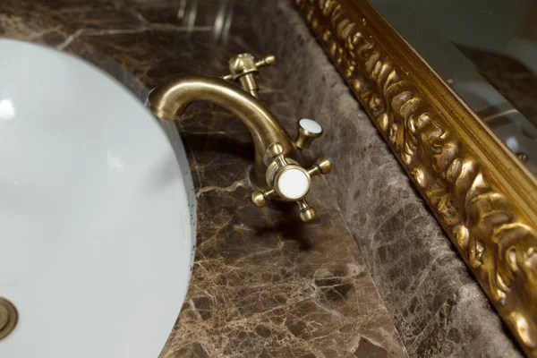 Grifo Retro Dorado Lavabo Mármol Primer Plano Tiro — Foto de Stock