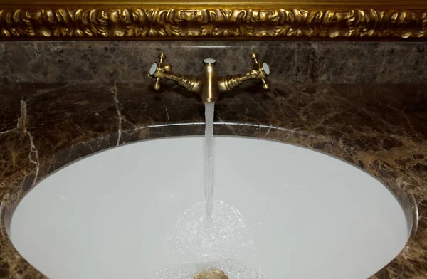 Water Pouring Golden Vintage Tap Sink Closeup Shot — Stock Photo, Image