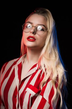 Kırmızı ışık ile poz çizgili bluz, gözlük güzel sarışın Bayan stüdyo çekim