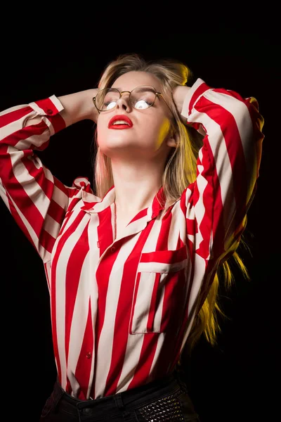 Harika sarışın model kırmızı dudaklar, gözlük, kırmızı ve sarı ışık Studio ile poz ile portre portre