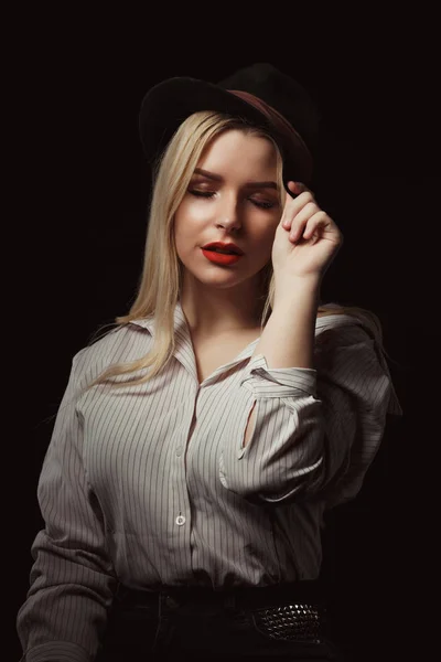 Increíble Mujer Rubia Gafas Sombrero Posando Con Luz Dramática Estudio —  Fotos de Stock