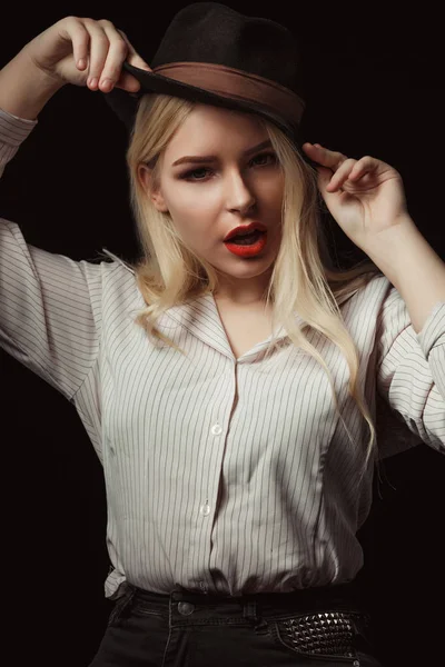 Awesome Blonde Vrouw Bril Muts Poserend Met Dramatische Licht Studio — Stockfoto