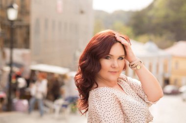 Güzel Olgun kırmızı saçlı kadın güzel makyaj bir şehirde, boş alanı ile portre portre