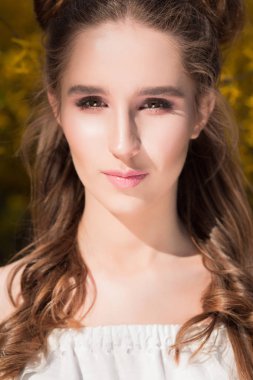 Doğal makyaj güneşli gün ile genç güzel esmer kız closeup çekim