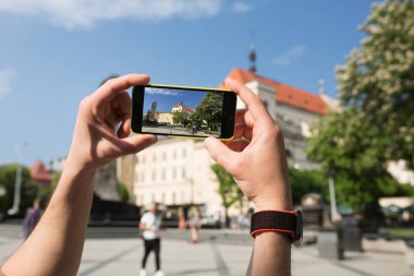 Erkek turist cep telefonunuzda resim çekmek. Closeup çekim