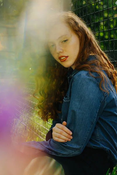 Magnífica Ruiva Jovem Mulher Camisa Jeans Azul Posando Raios Sol — Fotografia de Stock