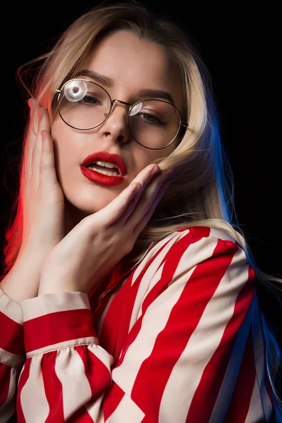 Крупный План Портрета Модной Блондинки Красными Губами Очках Позирующей Красным — стоковое фото