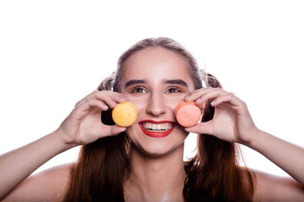 Emotionele Brunette Jonge Vrouw Houdt Van Kleurrijke Macaron Cake — Stockfoto