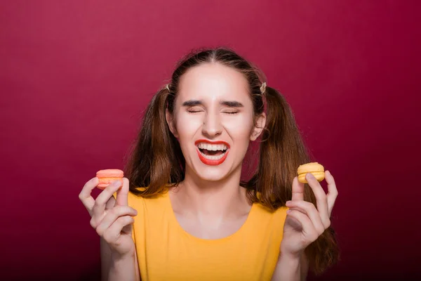 Gelukkig Brunette Jonge Vrouw Houdt Van Kleurrijke Macaron Cake — Stockfoto