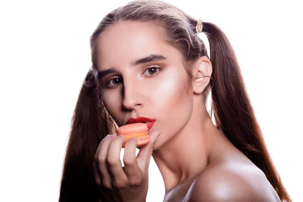 Mulher Morena Bonita Posando Com Bolo Macaron Colorido Fundo Branco — Fotografia de Stock