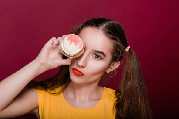 Grappige Brunette Model Met Rode Lippen Plezier Met Cupcake Hand — Stockfoto
