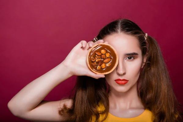 Mooie Brunette Jonge Vrouw Met Rode Lippen Poseren Met Karamel — Stockfoto