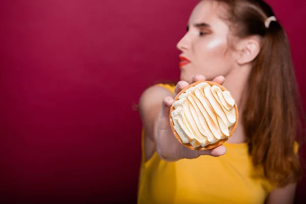 Modelo Morena Adorável Dieta Recusando Bolo Torta Com Creme Azedo — Fotografia de Stock
