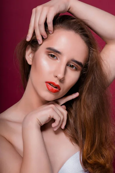 Baştan çıkarıcı esmer model temiz cilt ve kırmızı dudaklar ile güzellik portresi